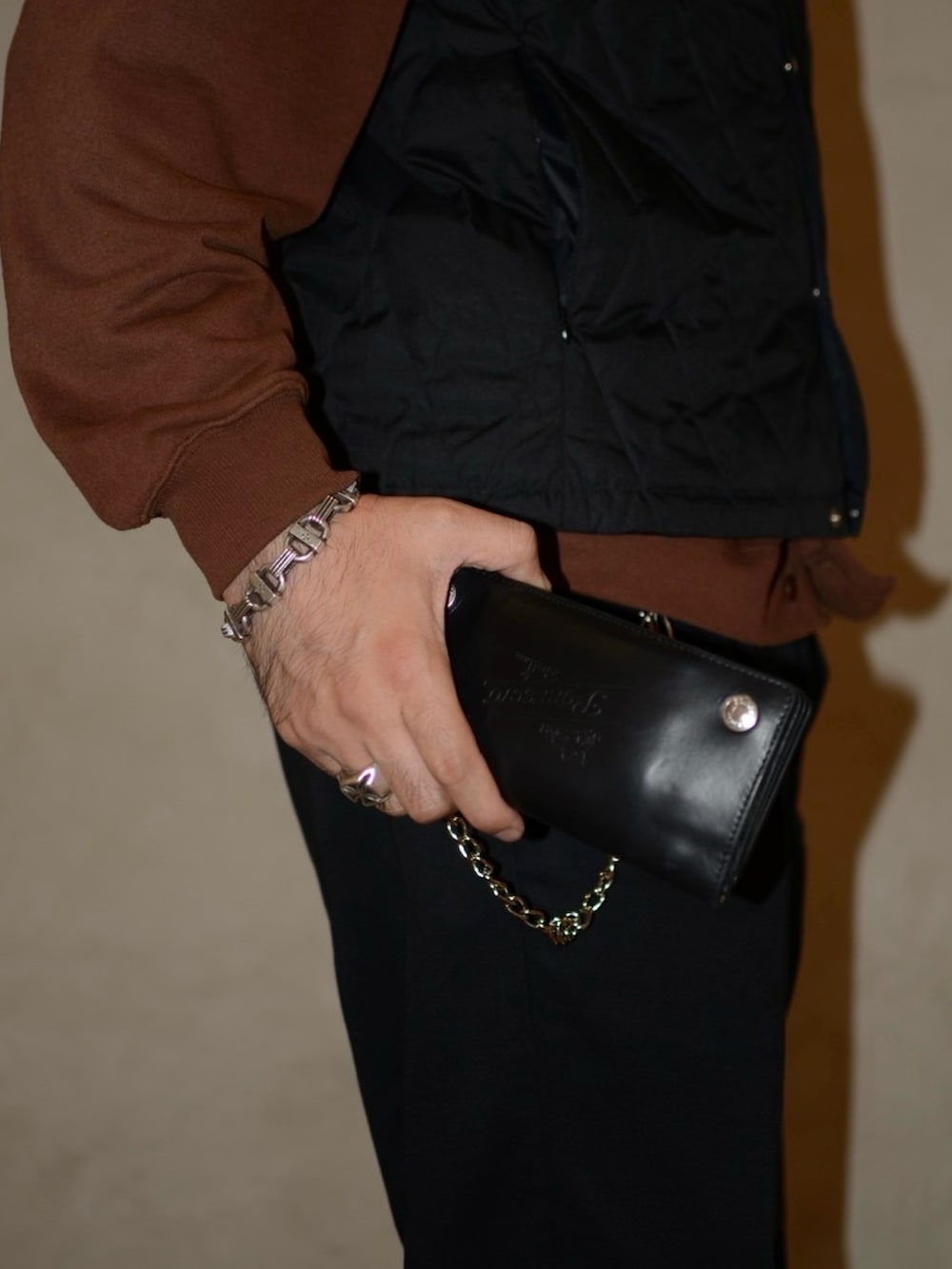 ブラウン系のカーディガン/ボレロ、ブラック系のダウンベスト、ブラック系のその他パンツを着用したメンズの秋コーディネートの5枚目の写真