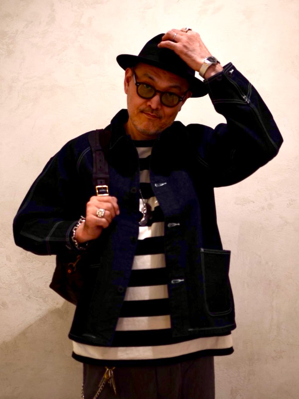 ブラック系のバックパック/リュック、ブラック系のその他パンツ、ブラック系のTシャツ/カットソーを着用したメンズの春コーディネートの4枚目の写真