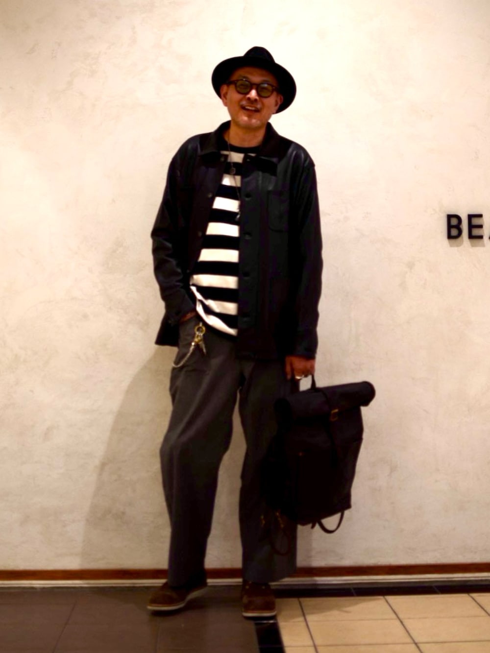 ブラック系のライダースジャケット、ブラック系のTシャツ/カットソー、ブラック系のバックパック/リュックを着用したメンズの春コーディネートの3枚目の写真