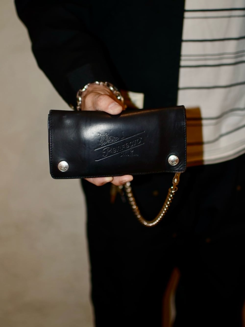 ベージュ系のTシャツ/カットソー、ブルー系のその他パンツ、ブルー系のブルゾンを着用したメンズの冬コーディネートの3枚目の写真