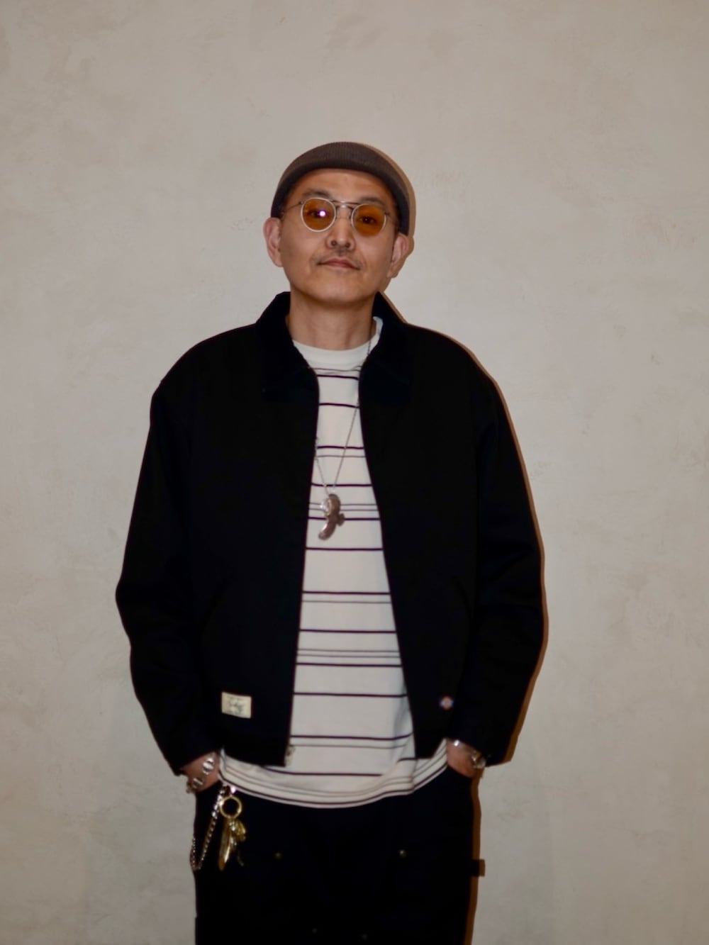 ベージュ系のTシャツ/カットソー、ブルー系のその他パンツ、ブルー系のブルゾンを着用したメンズの冬コーディネートの2枚目の写真