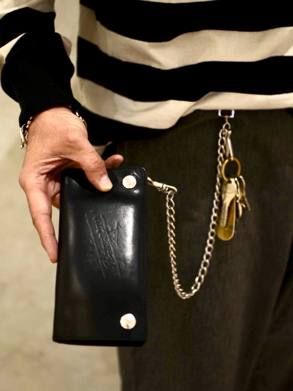 ブラック系のバックパック/リュック、ブラック系のその他パンツ、ブラック系のTシャツ/カットソーを着用したメンズの春コーディネートの5枚目の写真