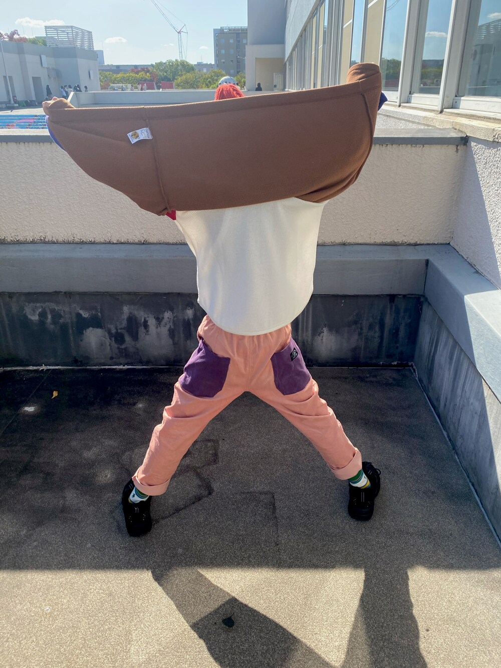 グレー系のスニーカー、ブラウン系のカーディガン/ボレロ、ホワイト系のTシャツ/カットソーを着用したキッズの秋コーディネートの3枚目の写真