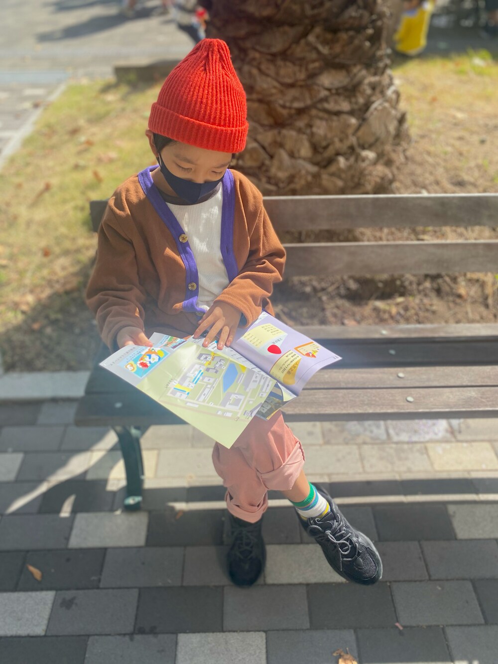 グレー系のスニーカー、ブラウン系のカーディガン/ボレロ、ホワイト系のTシャツ/カットソーを着用したキッズの秋コーディネートの4枚目の写真