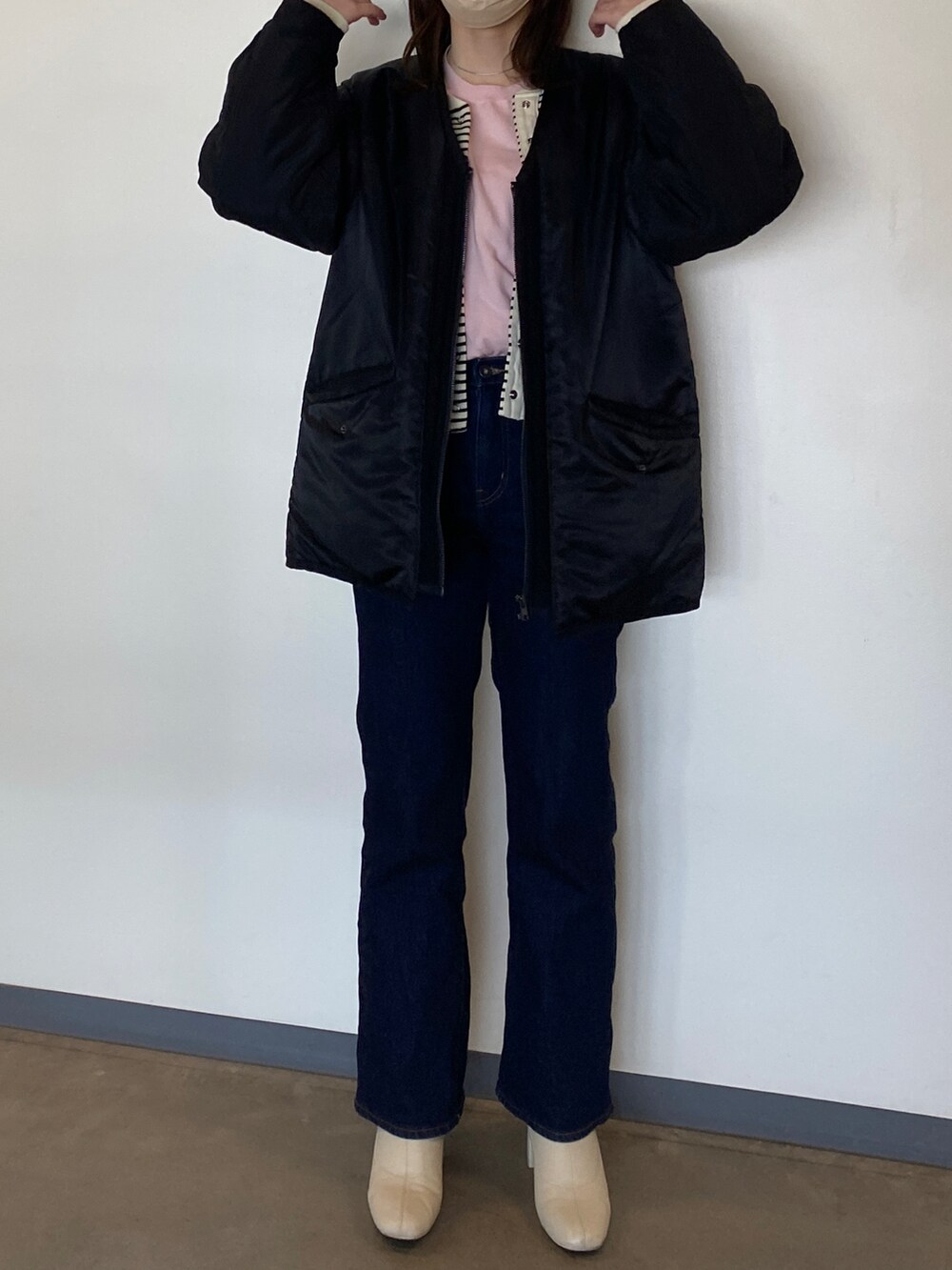 ブラック系のブルゾン、その他のジャケット/アウター、ピンク系のニット/セーターを着用したレディースの冬コーディネートの2枚目の写真