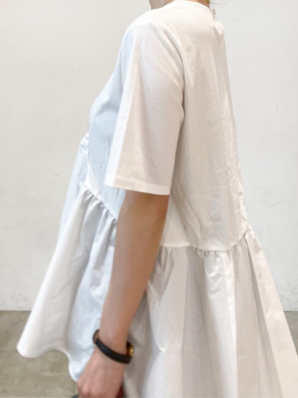 ホワイト系のTシャツ/カットソー、ブラック系のその他パンツ、ブラック系のショルダーバッグを着用したレディースの夏コーディネートの8枚目の写真