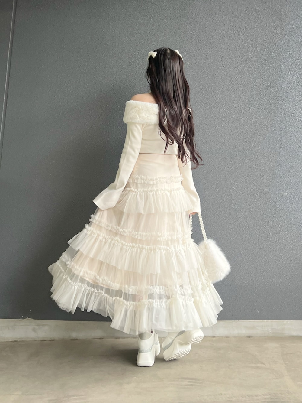 ホワイト系のスカート、ホワイト系のニット/セーター、ピンク系のシューズを着用したレディースの冬コーディネートの5枚目の写真