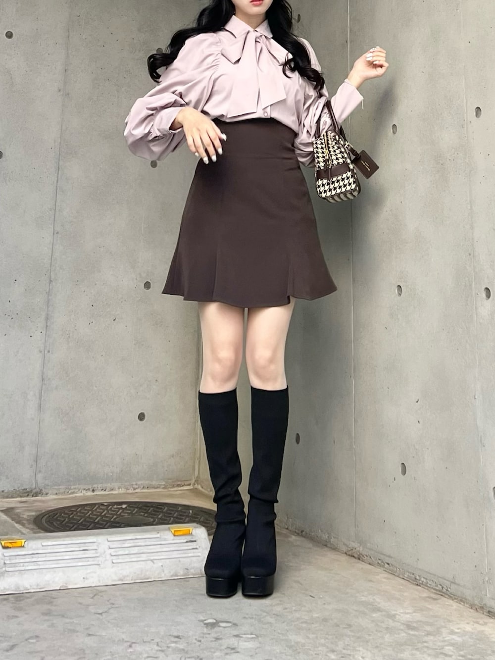 ブラウン系のその他パンツ、ピンク系のシャツ/ブラウス、ブラック系のシューズを着用したレディースの冬コーディネートの3枚目の写真