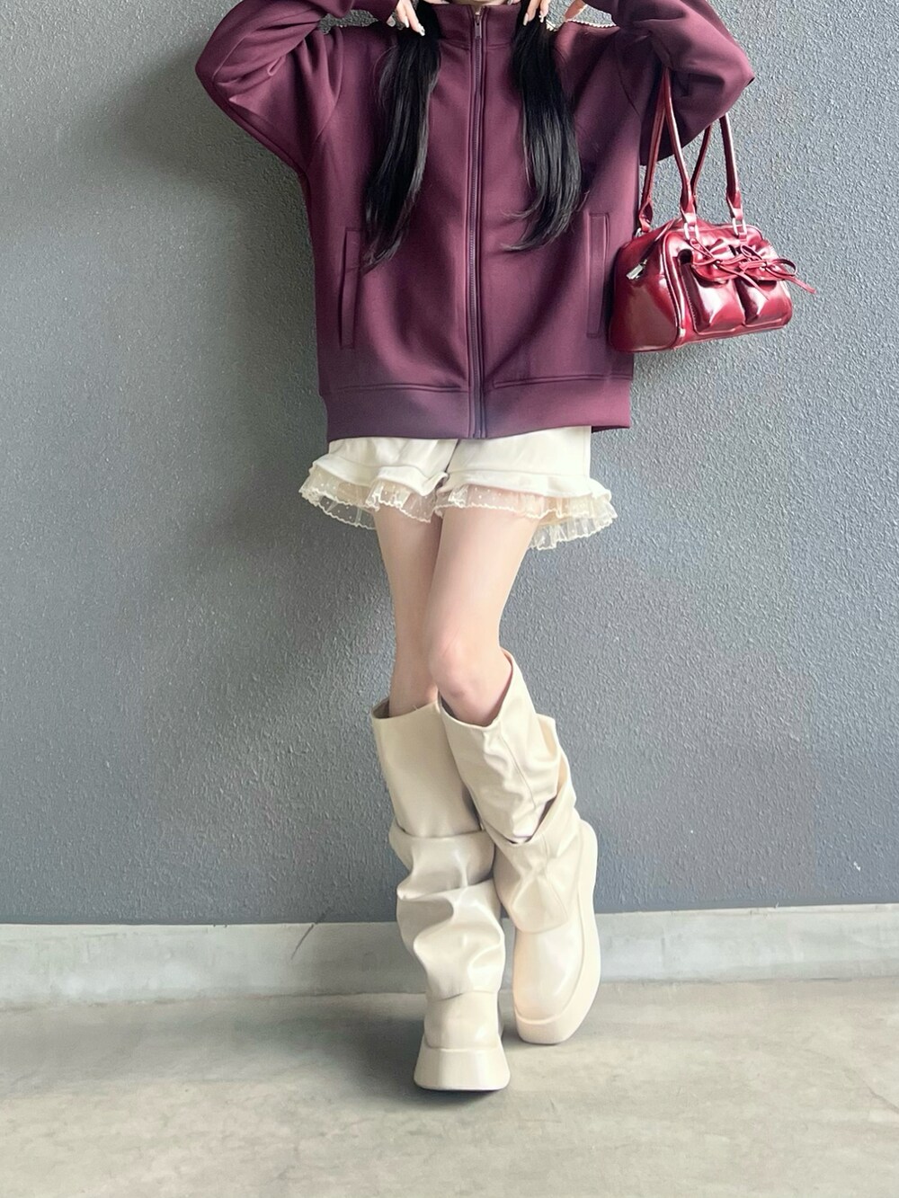 レッド系のジャージ、ホワイト系のその他パンツ、ホワイト系のブーツを着用したレディースの冬コーディネートの2枚目の写真