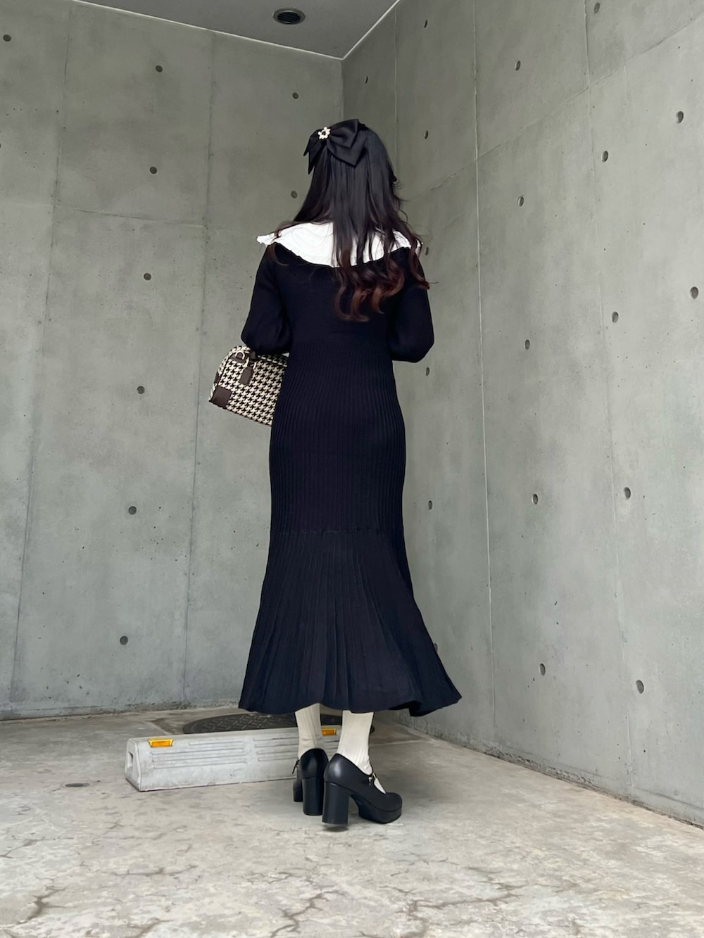 「シンプルコーデ、ニットワンピース、オトナカワイイ、大人ガーリー、デート、オトナ女子、秋服、秋冬、ワンピース、つけ襟、プチプラコーデ、プチプラ」｜「Samantha Thavasaの★サマンサ ピエドプル ボストンバッグ 大サイズ（ハンドバッグ、ブラウン系）」を使った、poyoさん（レディース・161cm）の秋コーディネートの2枚目の写真