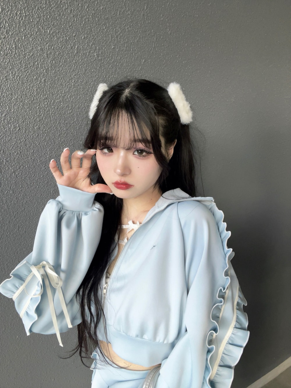 「お出かけコーデ、秋服準備はじめました、休日スタイル、ジャージ、トラックパンツ、トラックジャケット、厚底シューズ、秋、推し活、ライブコーデ、参戦服、セットアップ」｜「Lovilynのフリルリボンジャージスカート(セットアップ可)（スカート、ブルー系）」を使った、poyoさん（レディース・161cm）の夏コーディネートの4枚目の写真
