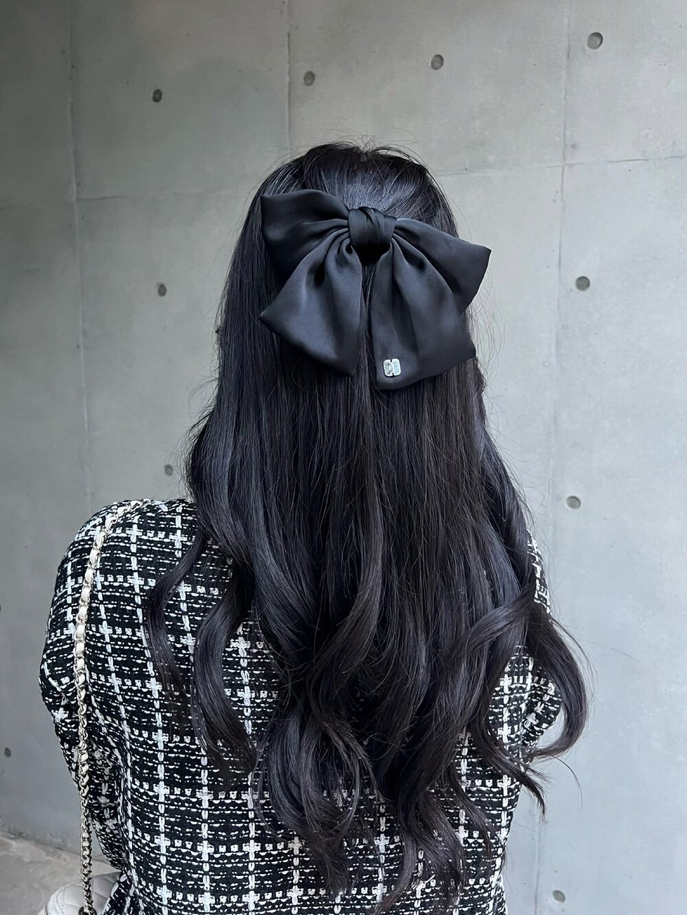 ブラック系のカーディガン/ボレロ、ホワイト系のシャツ/ブラウス、ブラック系のスカートを着用したレディースの秋コーディネートの5枚目の写真