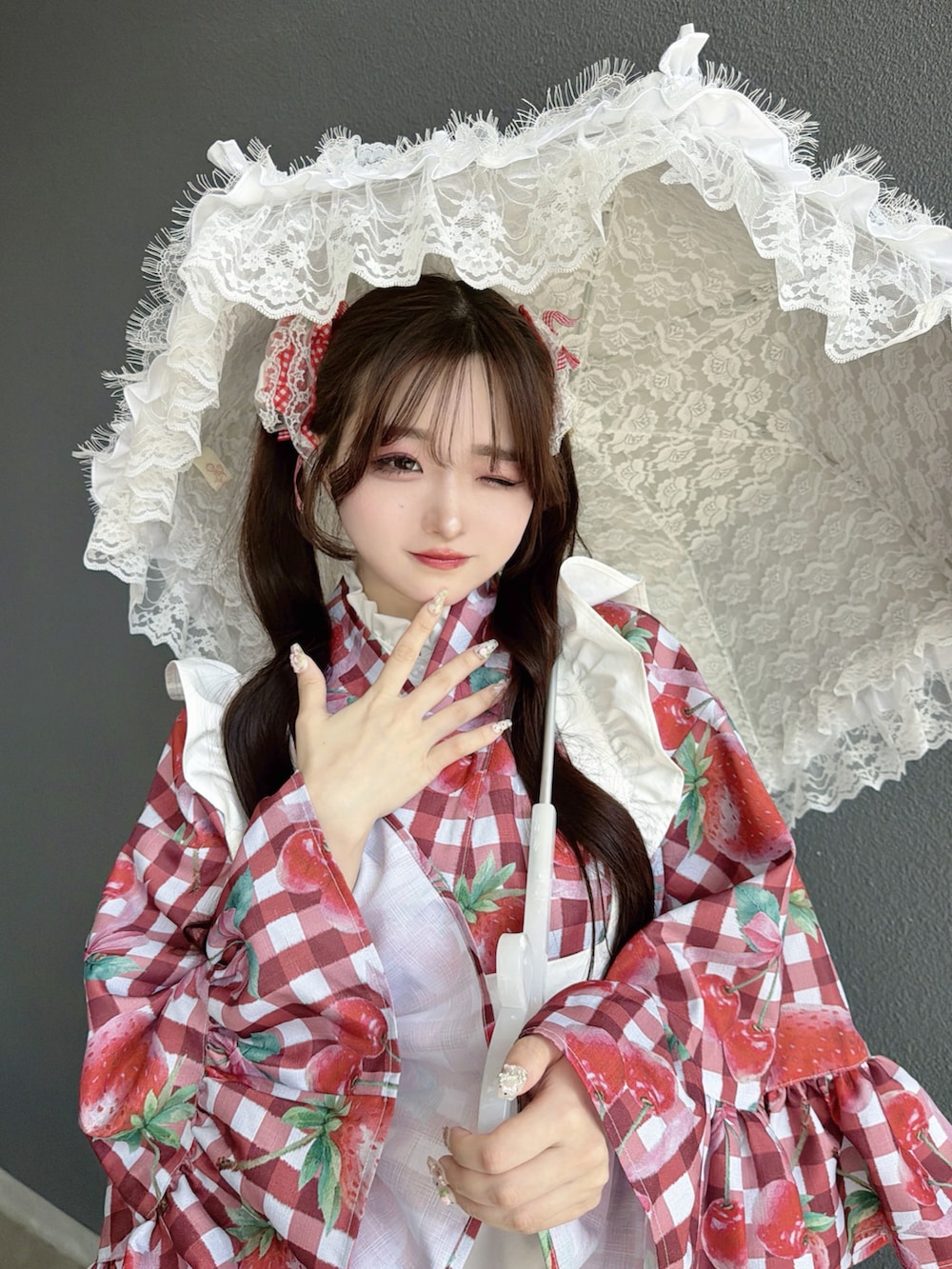 ホワイト系のサンダル、レッド系のスカート、ホワイト系のワンピース/ドレスを着用したレディースの春コーディネートの5枚目の写真