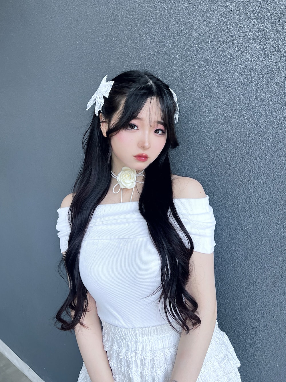 ホワイト系のスカート、ホワイト系のTシャツ/カットソー、ホワイト系のバッグを着用したレディースの夏コーディネートの5枚目の写真