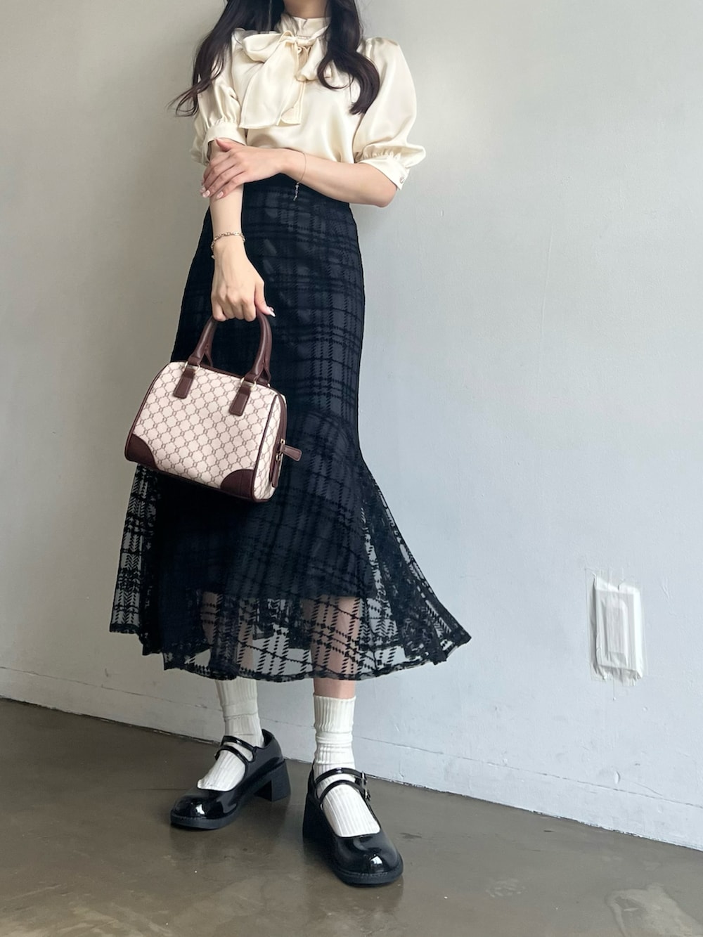 ベージュ系のシャツ/ブラウス、ブラック系のスカートを着用したレディースの夏コーディネートの4枚目の写真