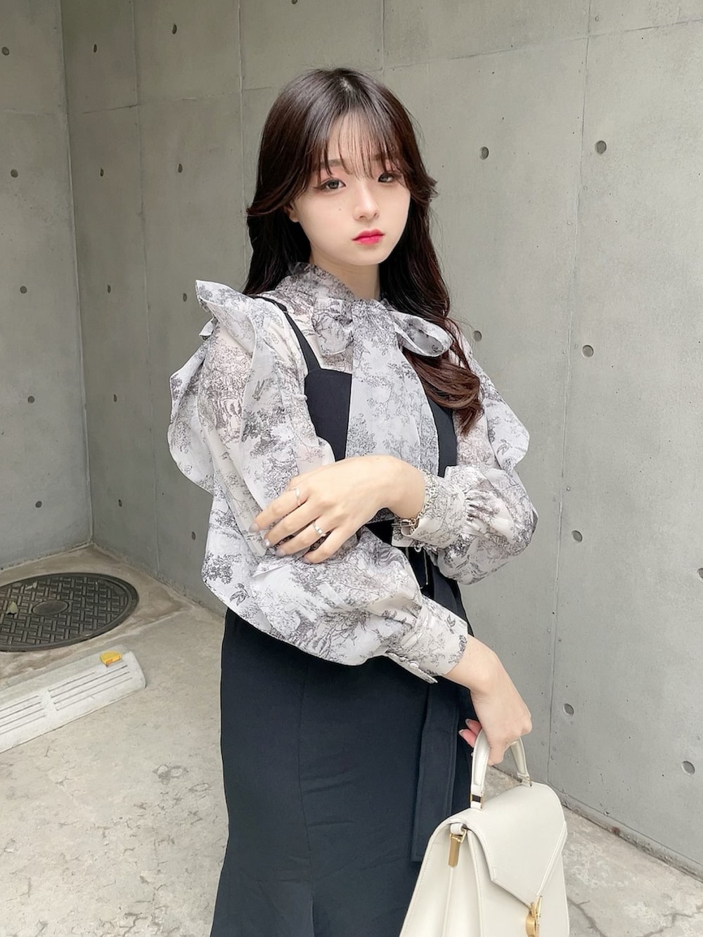 ブルー系のシャツ/ブラウス、ブラック系のワンピース、ブラック系のパンプスを着用したレディースの春コーディネートの5枚目の写真