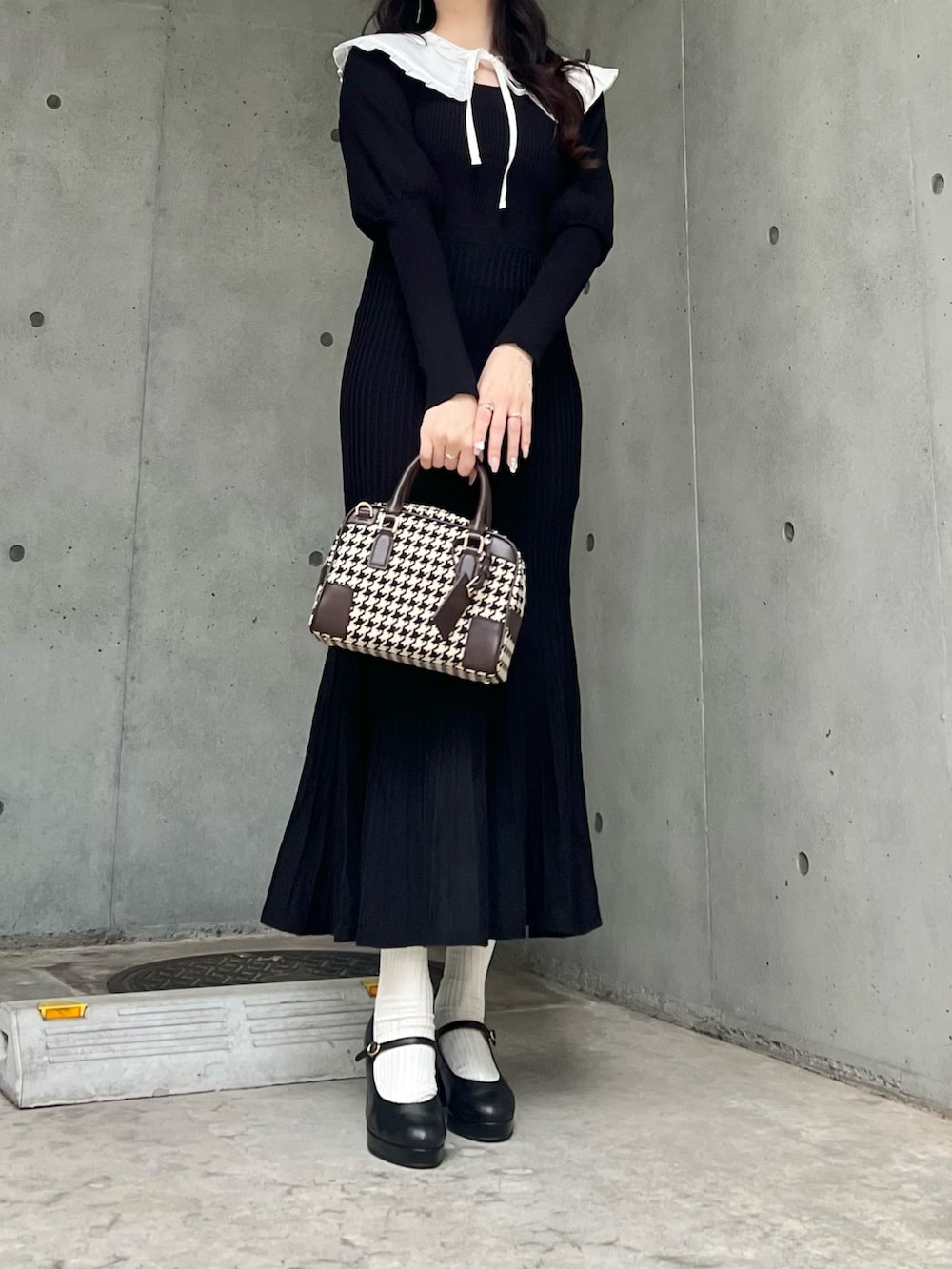 「シンプルコーデ、ニットワンピース、オトナカワイイ、大人ガーリー、デート、オトナ女子、秋服、秋冬、ワンピース、つけ襟、プチプラコーデ、プチプラ」｜「Samantha Thavasaの★サマンサ ピエドプル ボストンバッグ 大サイズ（ハンドバッグ、ブラウン系）」を使った、poyoさん（レディース・161cm）の秋コーディネートの4枚目の写真