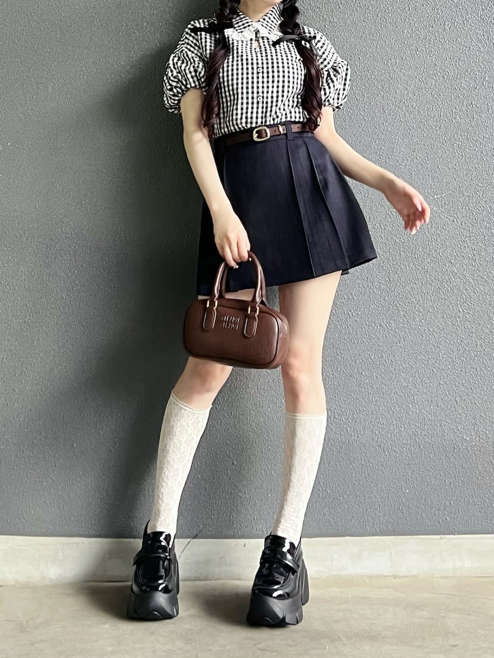 ブラック系のシャツ/ブラウス、ブルー系のスカート、ブラック系のシューズを着用したレディースの夏コーディネートの5枚目の写真