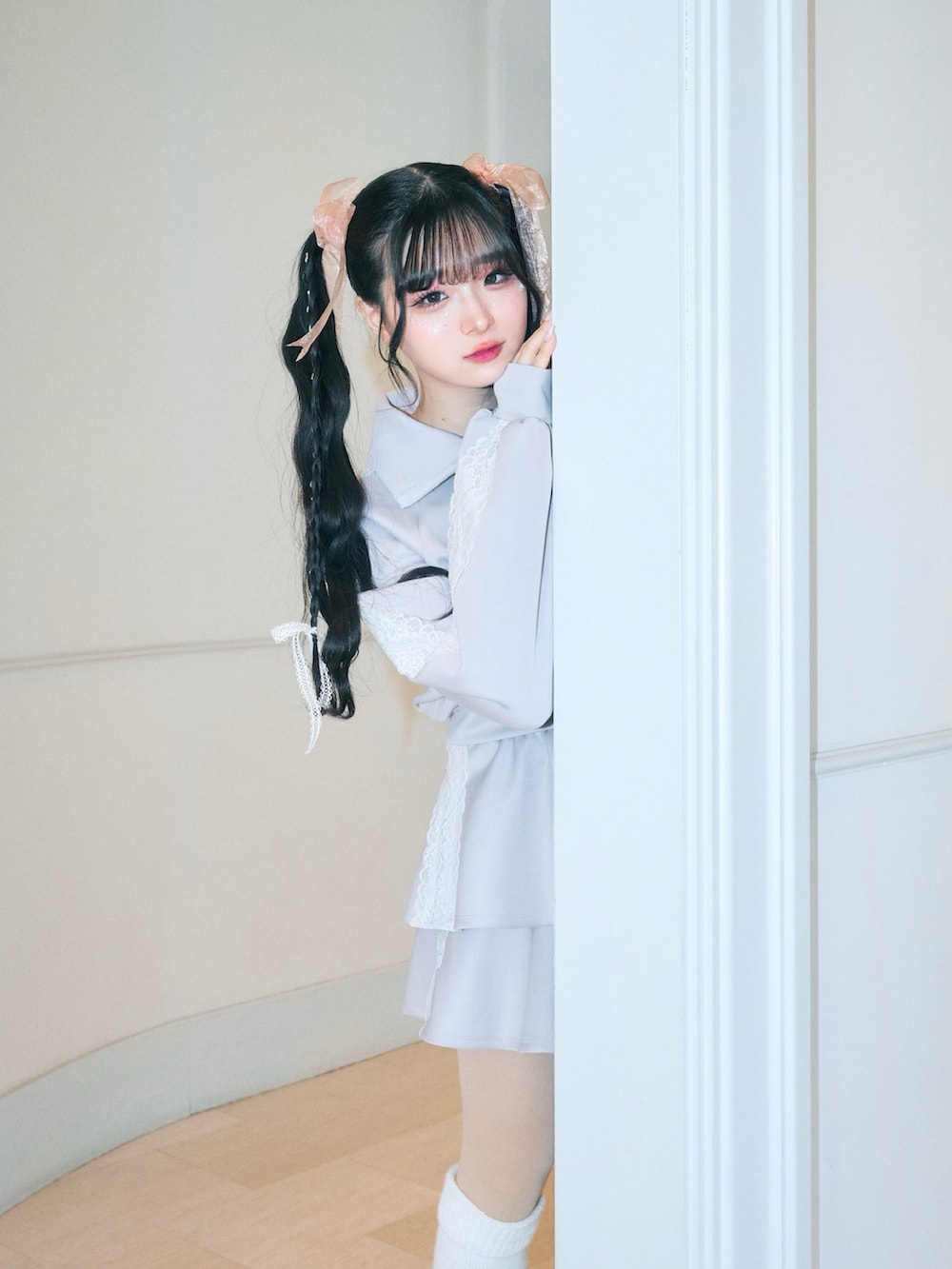 「セットアップ、トラックジャケット、レッグウォーマー、y2k、ガーリー、参戦服、ライブコーデ、ジャージコーデ、お出かけコーデ、グレー、カジュアルガーリー、ストリート」｜「Lovilynのアイテム（ジャージ、グレー系）」を使った、poyoさん（レディース・161cm）の冬コーディネートの4枚目の写真
