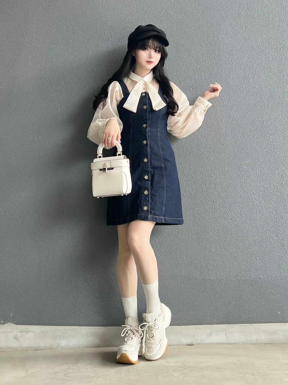 ブルー系のワンピース/ドレス、ホワイト系のシャツ/ブラウス、ホワイト系のバッグを着用したレディースの春コーディネートの2枚目の写真