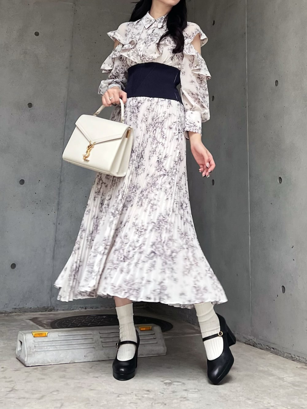 ブルー系のワンピース、ブラック系のキャスケットを着用したレディースの秋コーディネートの4枚目の写真