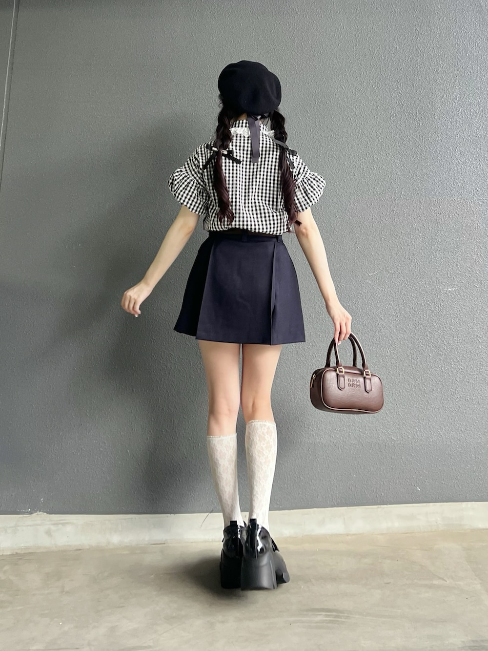 ブラック系のシャツ/ブラウス、ブルー系のスカート、ブラック系のシューズを着用したレディースの夏コーディネートの4枚目の写真