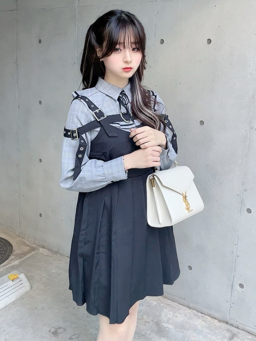 ブラック系のジャンパースカート、その他のシャツ/ブラウス、ホワイト系のシューズを着用したレディースの冬コーディネートの4枚目の写真