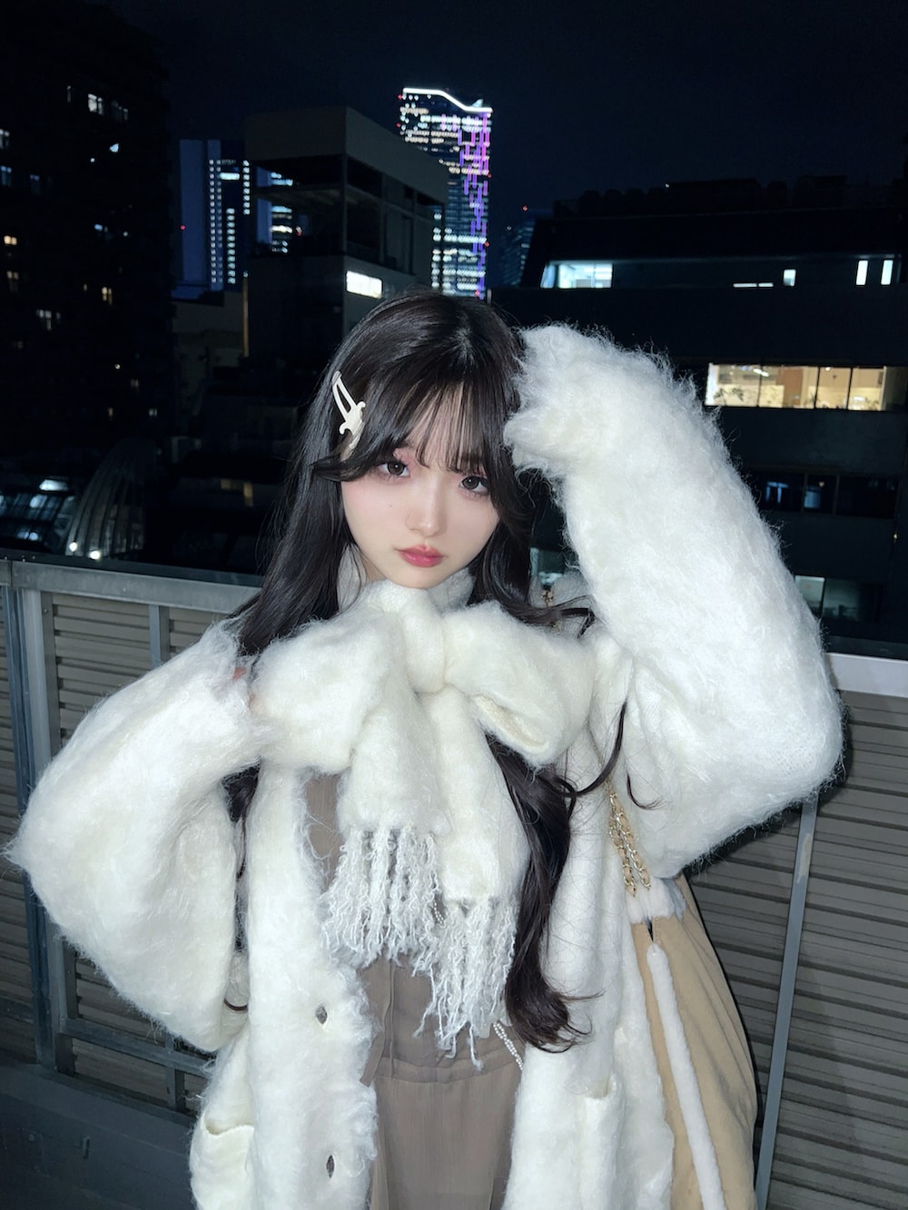 ホワイト系のカーディガン/ボレロ、ベージュ系のトートバッグ、ベージュ系のブーツを着用したレディースの秋コーディネートの2枚目の写真