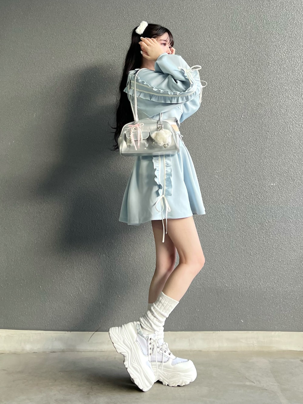 「お出かけコーデ、秋服準備はじめました、休日スタイル、ジャージ、トラックパンツ、トラックジャケット、厚底シューズ、秋、推し活、ライブコーデ、参戦服、セットアップ」｜「Lovilynのフリルリボンジャージスカート(セットアップ可)（スカート、ブルー系）」を使った、poyoさん（レディース・161cm）の夏コーディネートの3枚目の写真