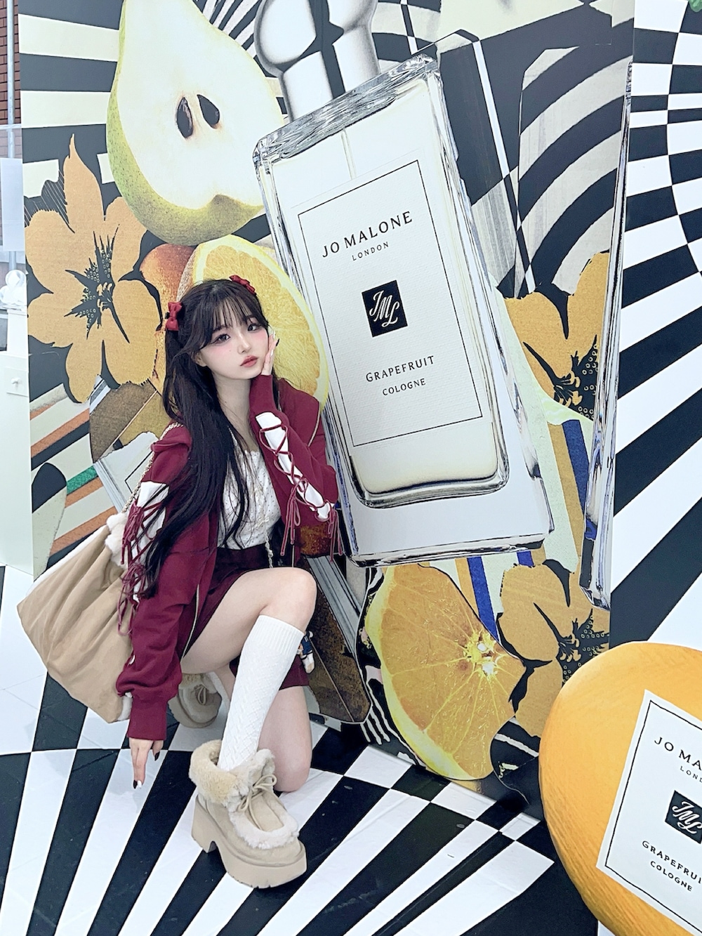 ベージュ系のブーツ、ホワイト系のタンクトップ、ピンク系のスカートを着用したレディースの秋コーディネートの4枚目の写真