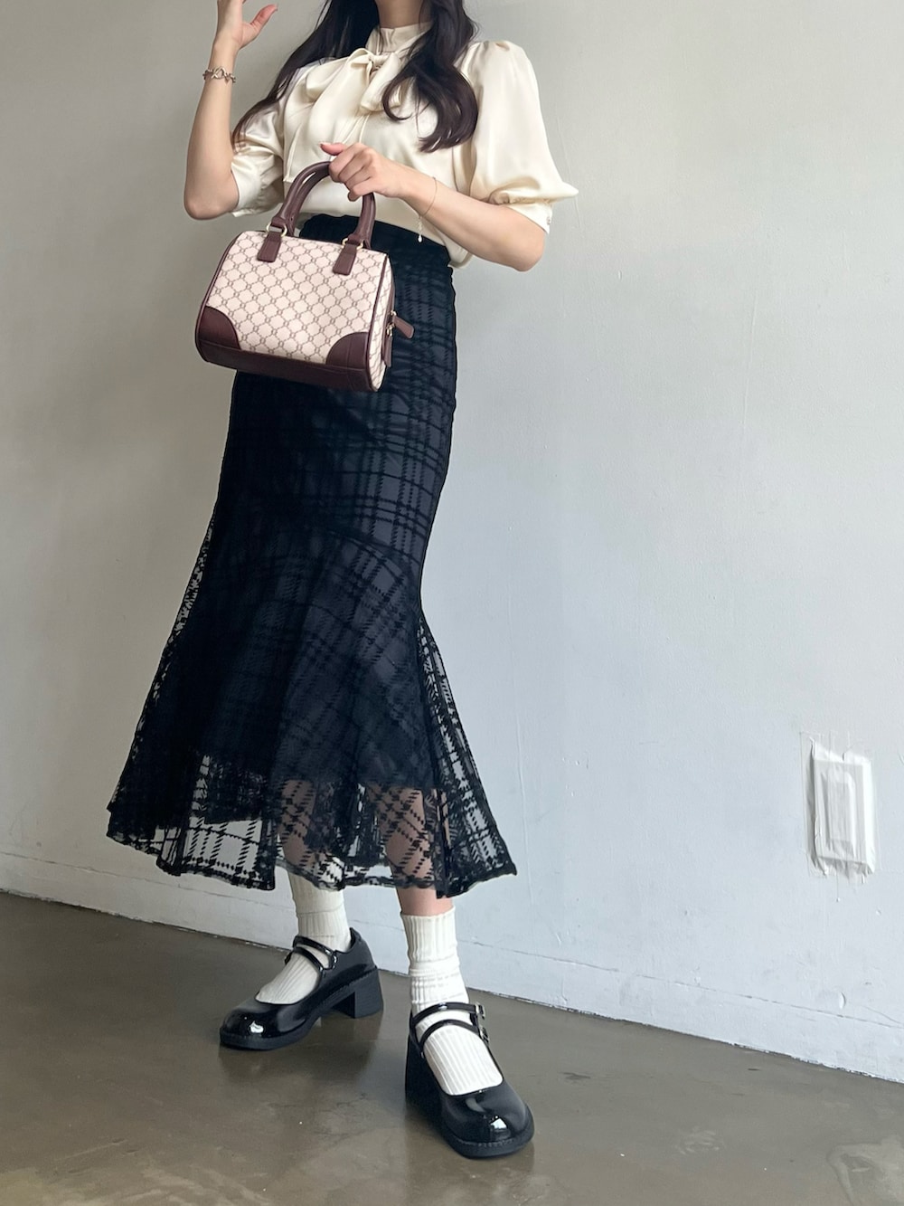 ベージュ系のシャツ/ブラウス、ブラック系のスカートを着用したレディースの夏コーディネートの5枚目の写真