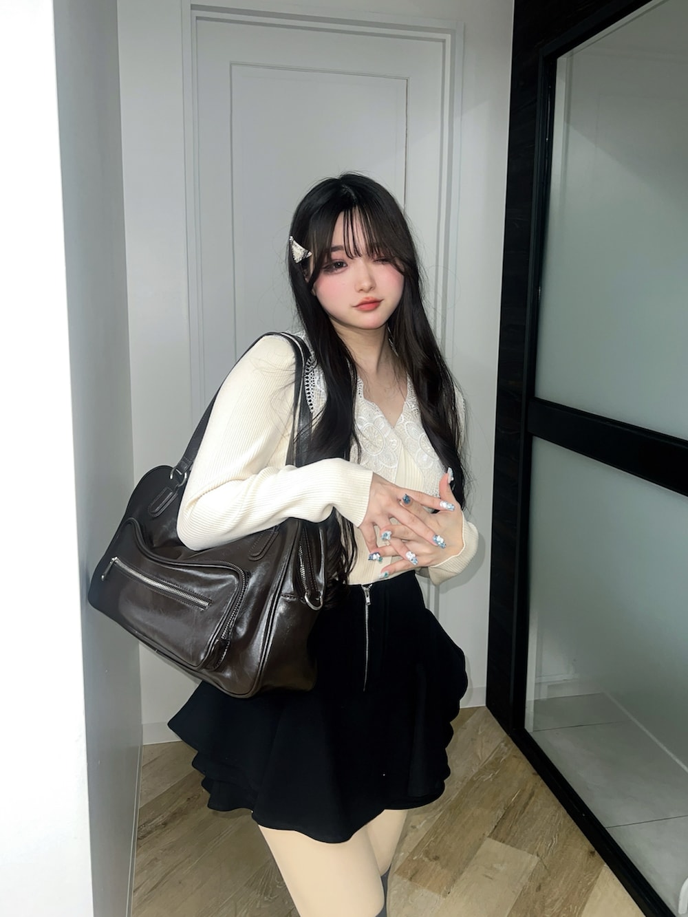 ブラック系のその他パンツ、ブラウン系のショルダーバッグ、ブラック系のローファーを着用したレディースの春コーディネートの2枚目の写真