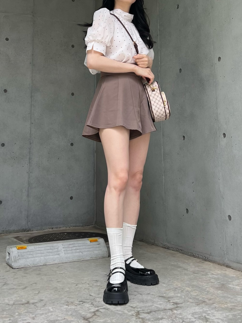 その他のシャツ/ブラウス、ブラウン系のパンツを着用したレディースの春コーディネートの2枚目の写真