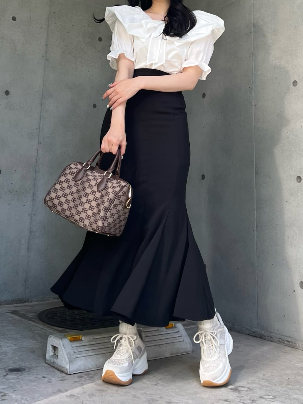 ホワイト系のシャツ/ブラウス、ブラック系のスカート、その他のボストンバッグを着用したレディースの夏コーディネートの3枚目の写真