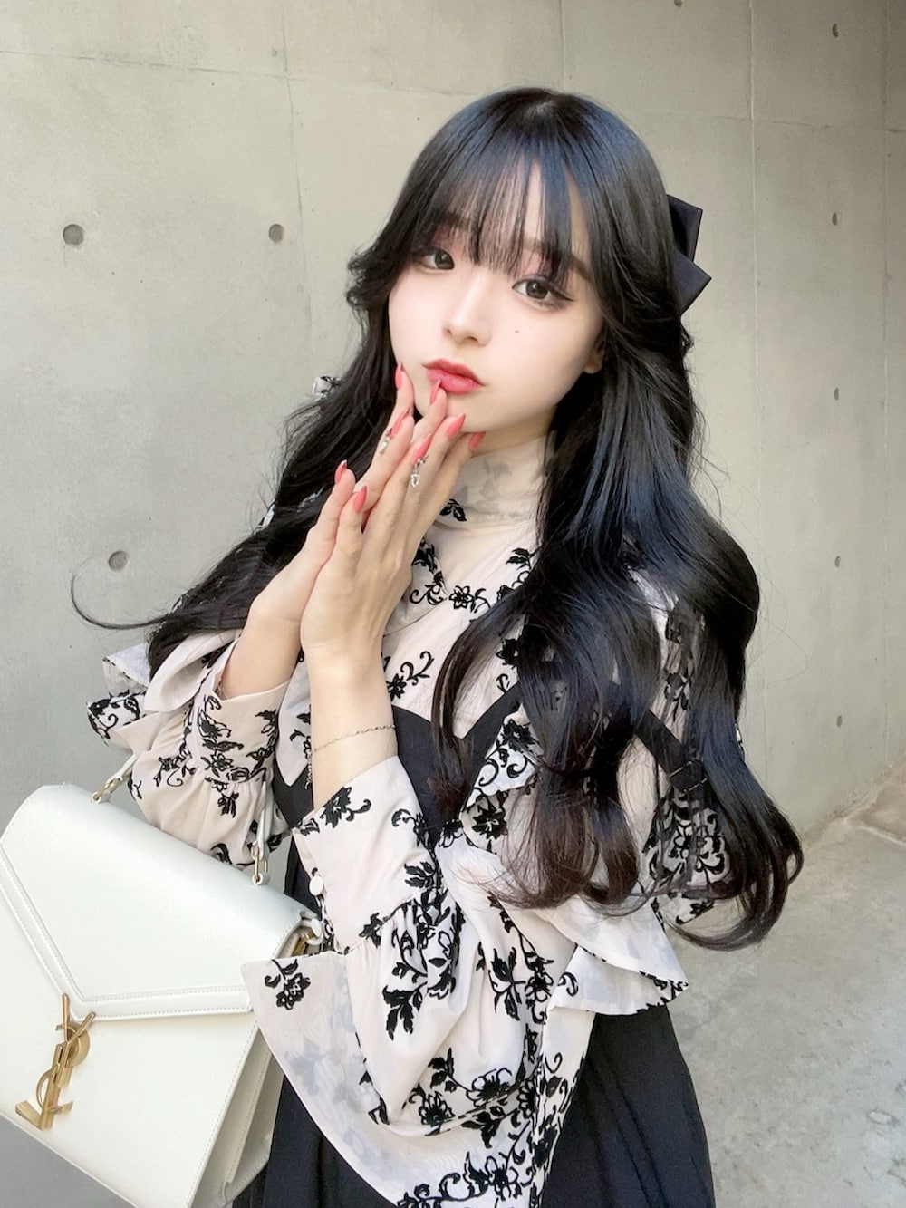 ブラック系のジャンパースカート、ブラック系のシャツ/ブラウス、ブラック系のブーツを着用したレディースの秋コーディネートの5枚目の写真