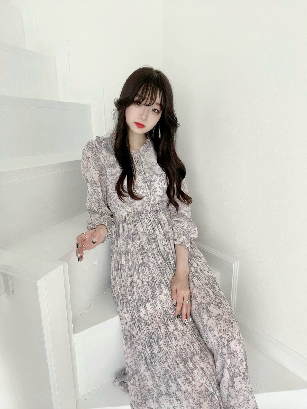 ベージュ系のワンピース、ホワイト系のショルダーバッグを着用したレディースの秋コーディネートの2枚目の写真