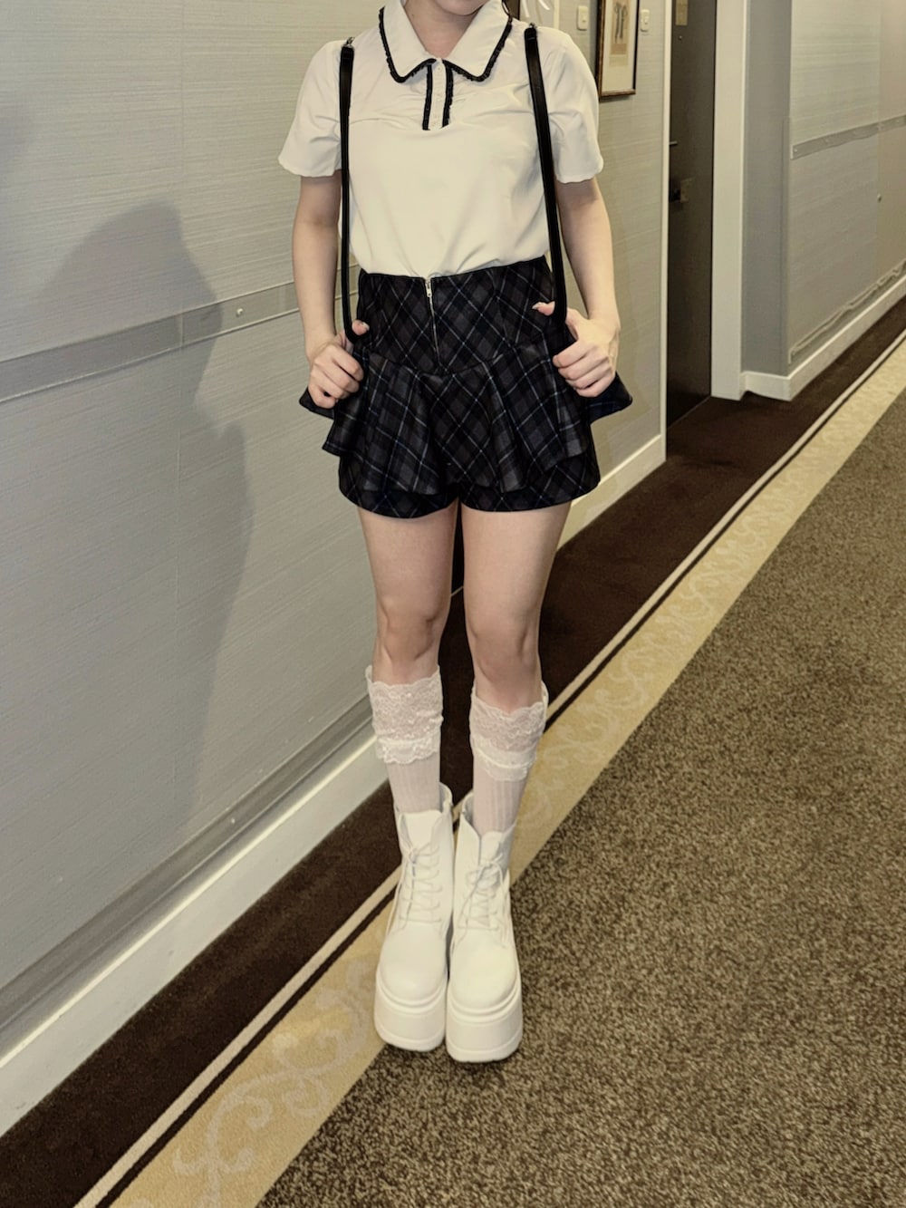 ブルー系のその他パンツ、ホワイト系のシャツ/ブラウス、ホワイト系のブーツを着用したレディースの秋コーディネートの2枚目の写真