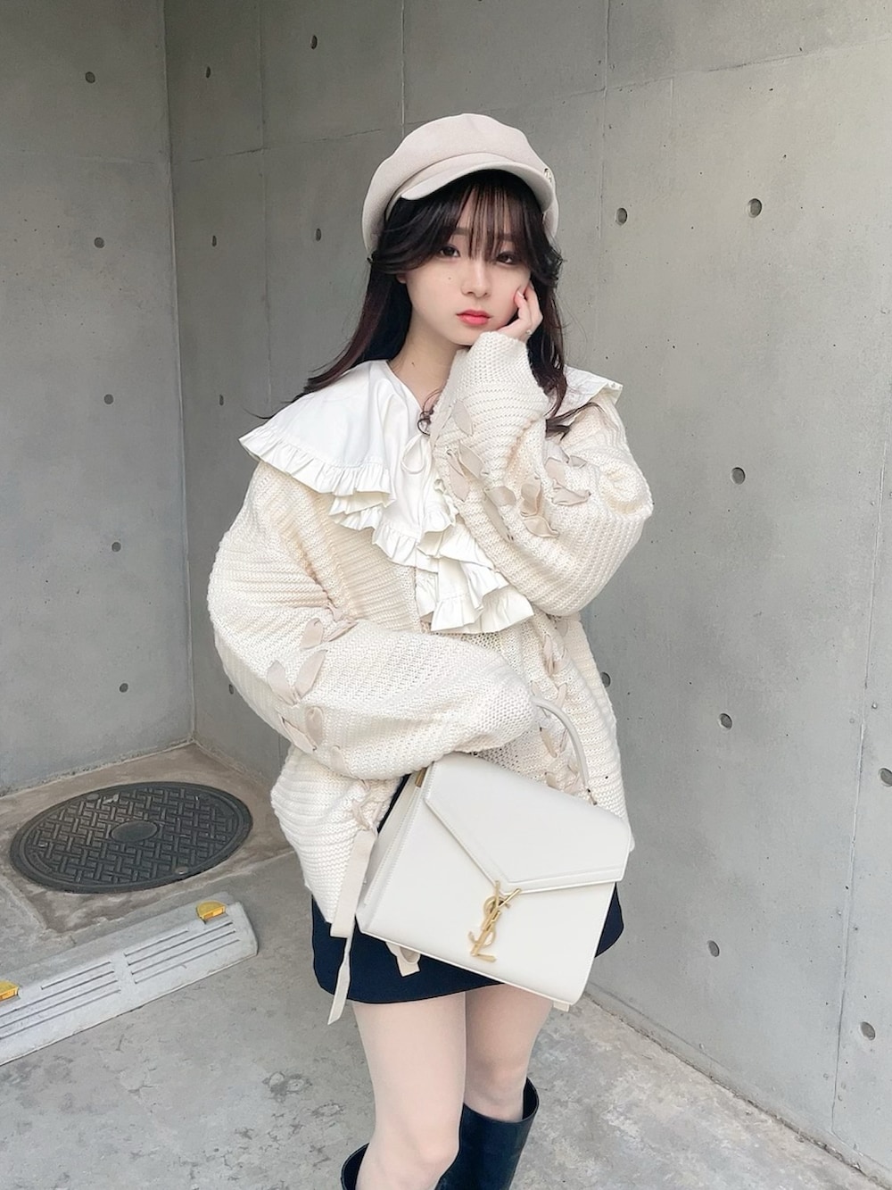 ホワイト系のシャツ/ブラウス、ブラック系のその他パンツ、ホワイト系のカーディガン/ボレロを着用したレディースの冬コーディネートの4枚目の写真