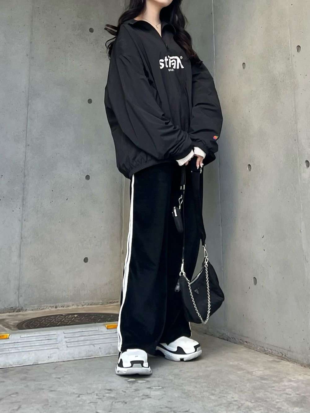 ブラック系のトップス、ブラック系のパンツを着用したレディースの冬コーディネートの4枚目の写真