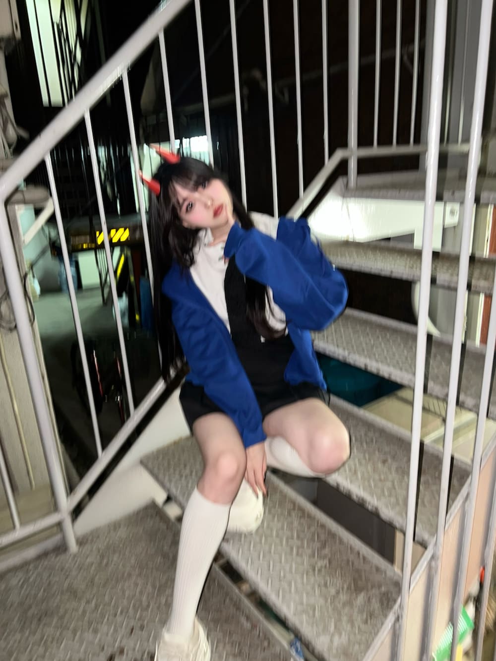 ブラック系のスカート、ブルー系のパーカー、ホワイト系のシャツ/ブラウスを着用したレディースの夏コーディネートの2枚目の写真