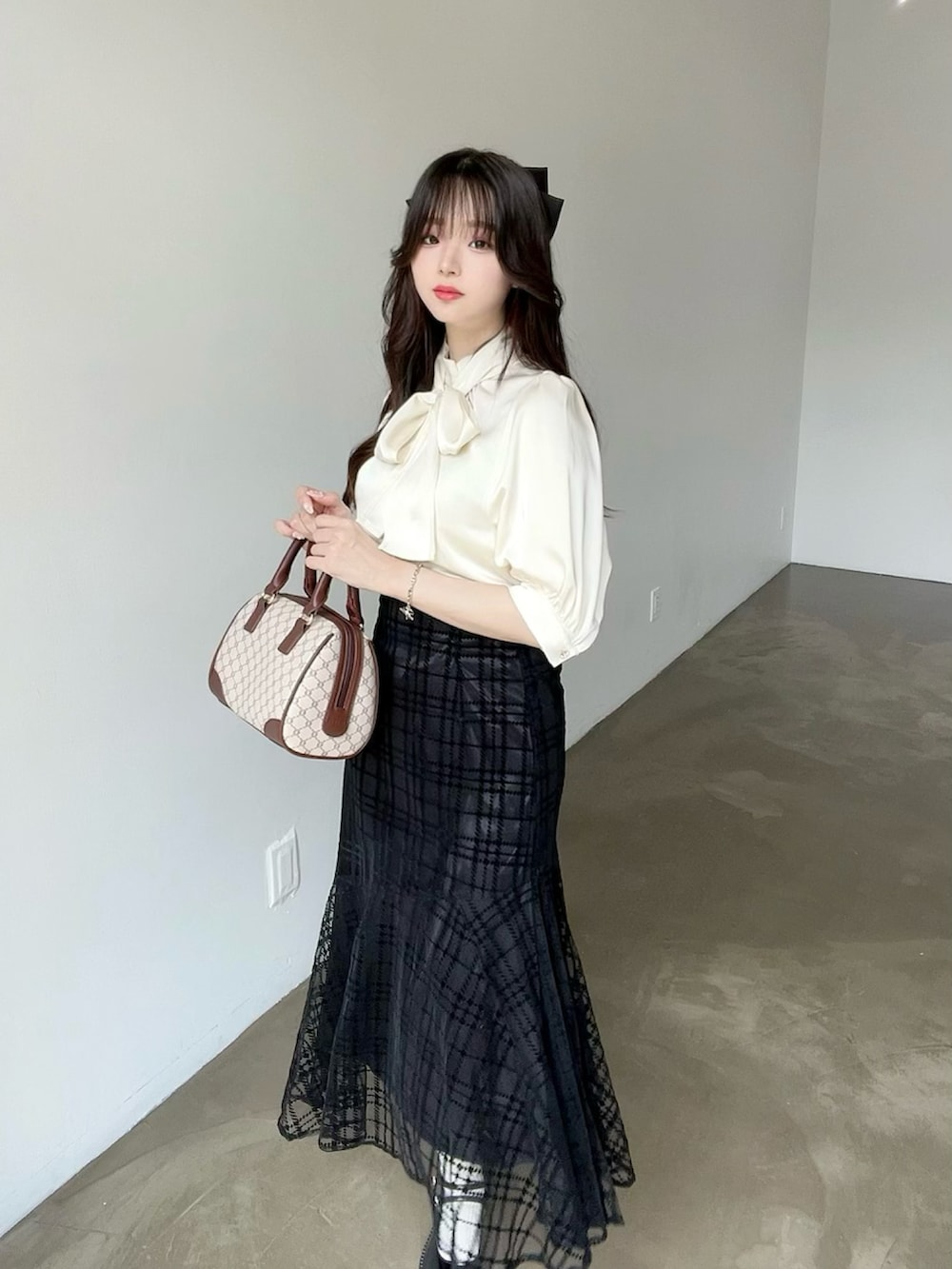 ベージュ系のシャツ/ブラウス、ブラック系のスカートを着用したレディースの夏コーディネートの2枚目の写真