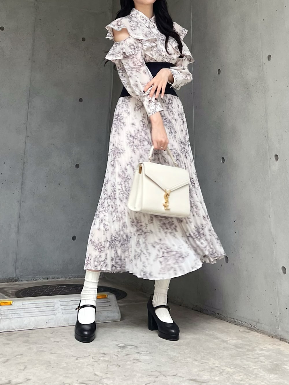 ブルー系のワンピース、ブラック系のキャスケットを着用したレディースの秋コーディネートの3枚目の写真