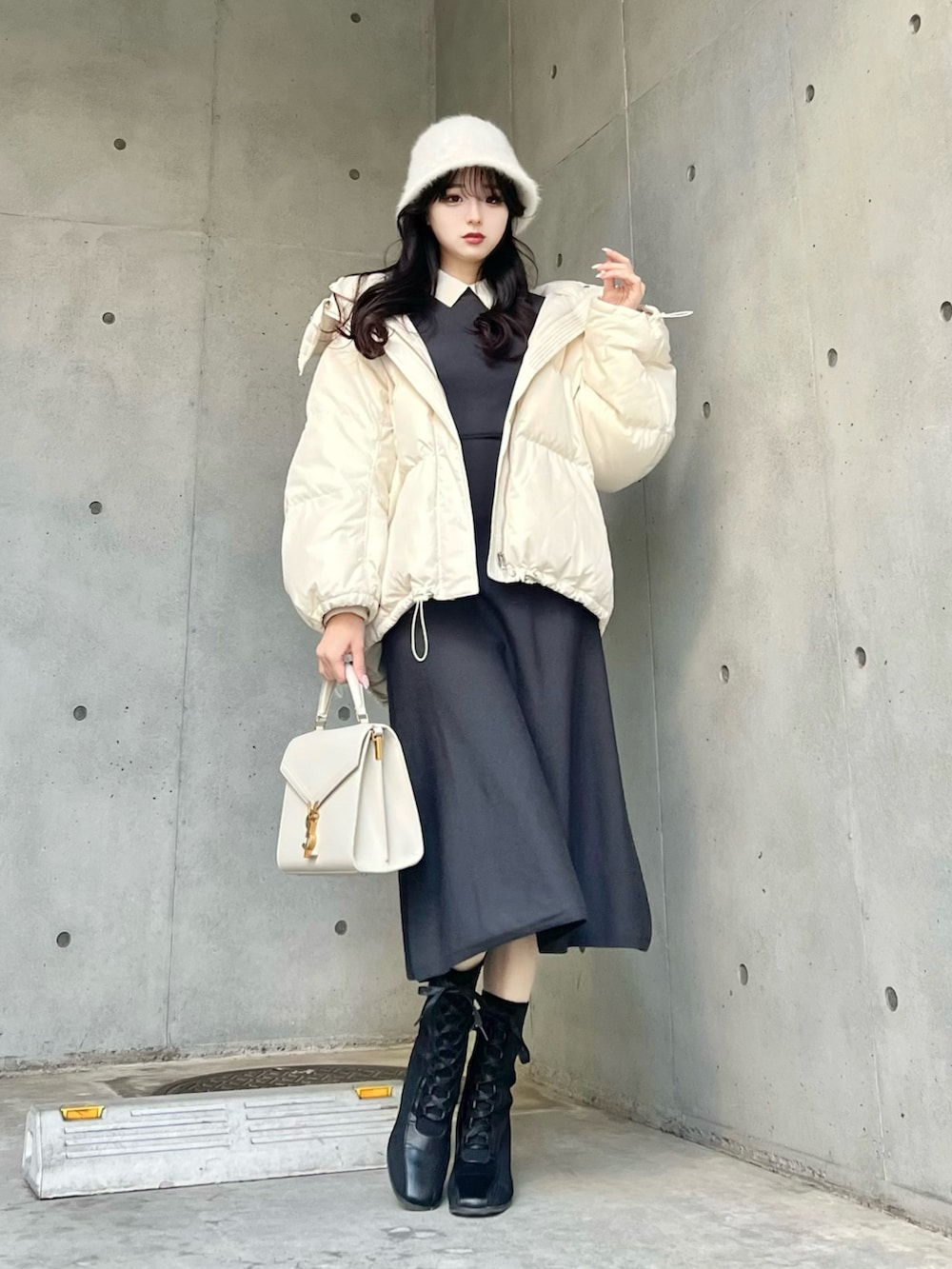 グレー系のワンピース、ホワイト系のダウンジャケット/コートを着用したレディースの冬コーディネートの2枚目の写真