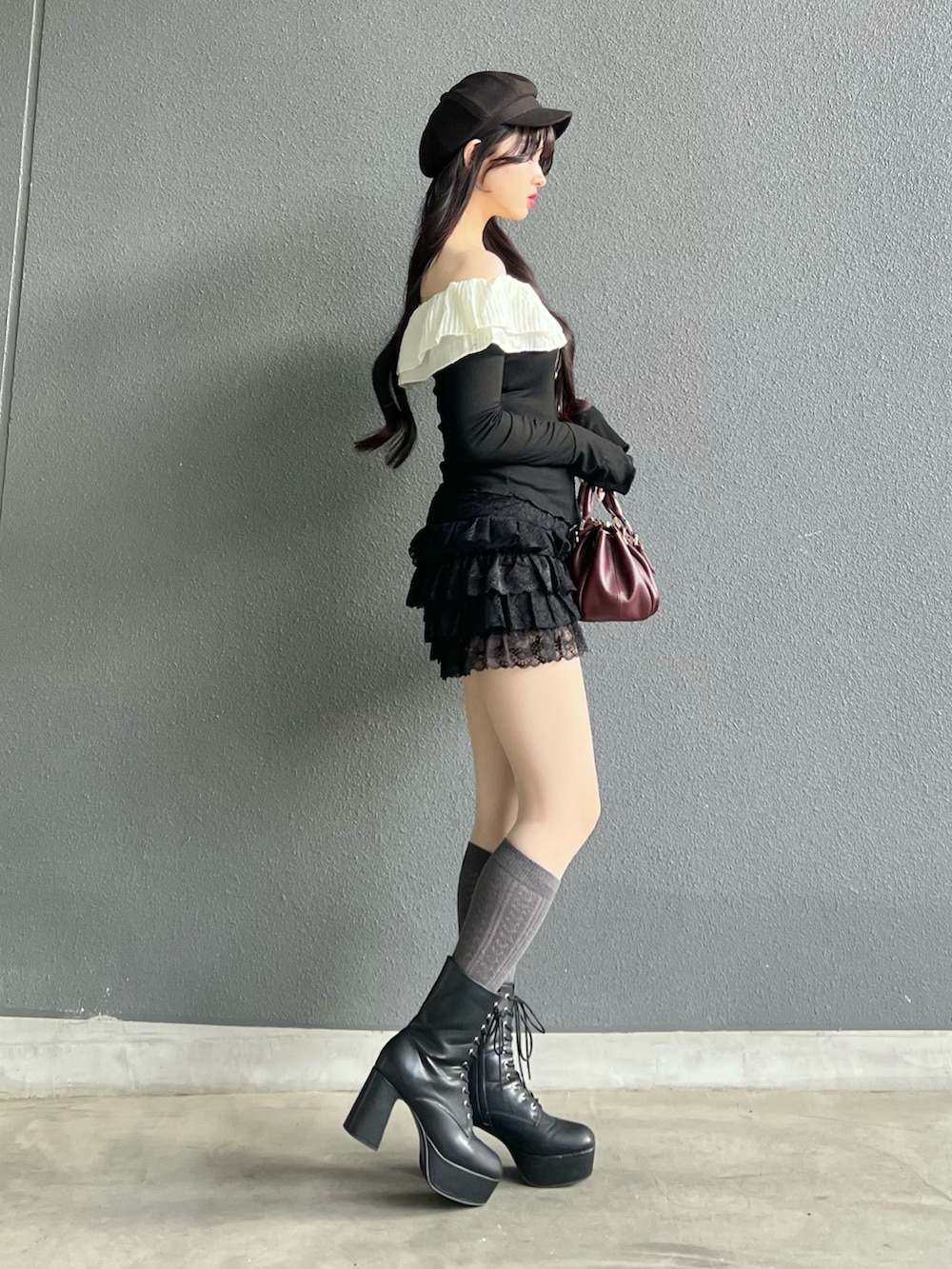 ブラック系のブーツ、ブラック系のトップス、ブラック系のパンツを着用したレディースの秋コーディネートの2枚目の写真