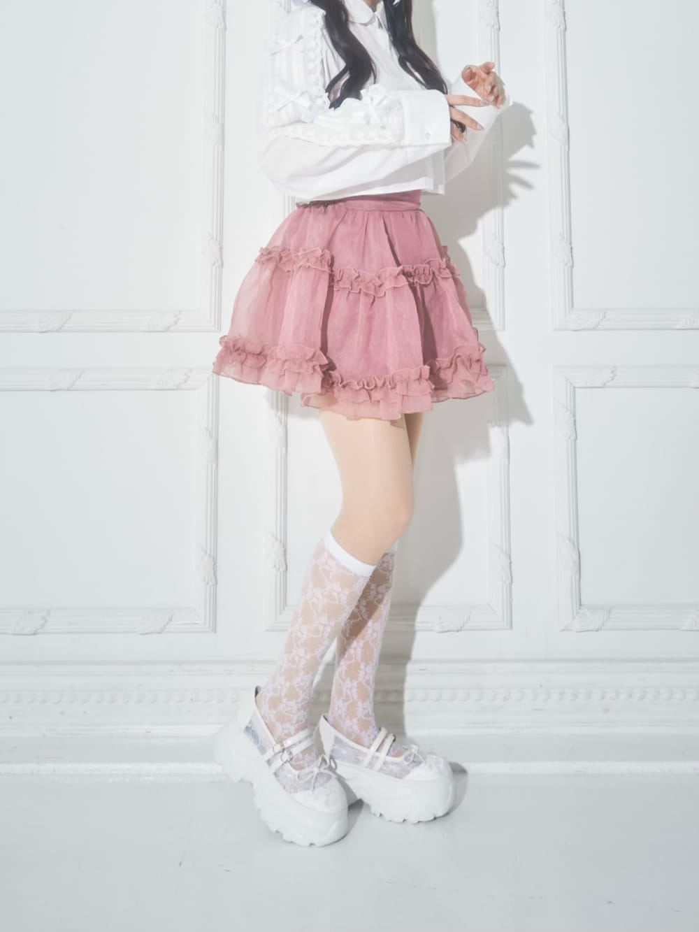 ホワイト系のシャツ/ブラウス、ホワイト系のスカート、ホワイト系のその他シューズを着用したレディースの春コーディネートの4枚目の写真