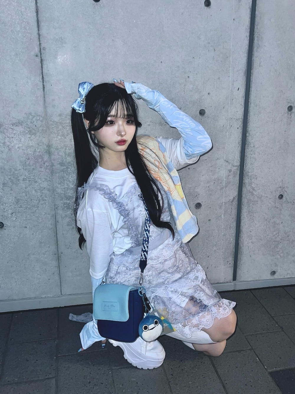 ホワイト系のスカート、ホワイト系のスニーカー、ホワイト系のTシャツ/カットソーを着用したレディースの夏コーディネートの5枚目の写真