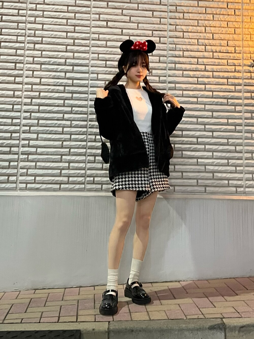 ホワイト系のニット/セーター、ブラック系のその他パンツ、ブラック系のローファーを着用したレディースの冬コーディネートの2枚目の写真