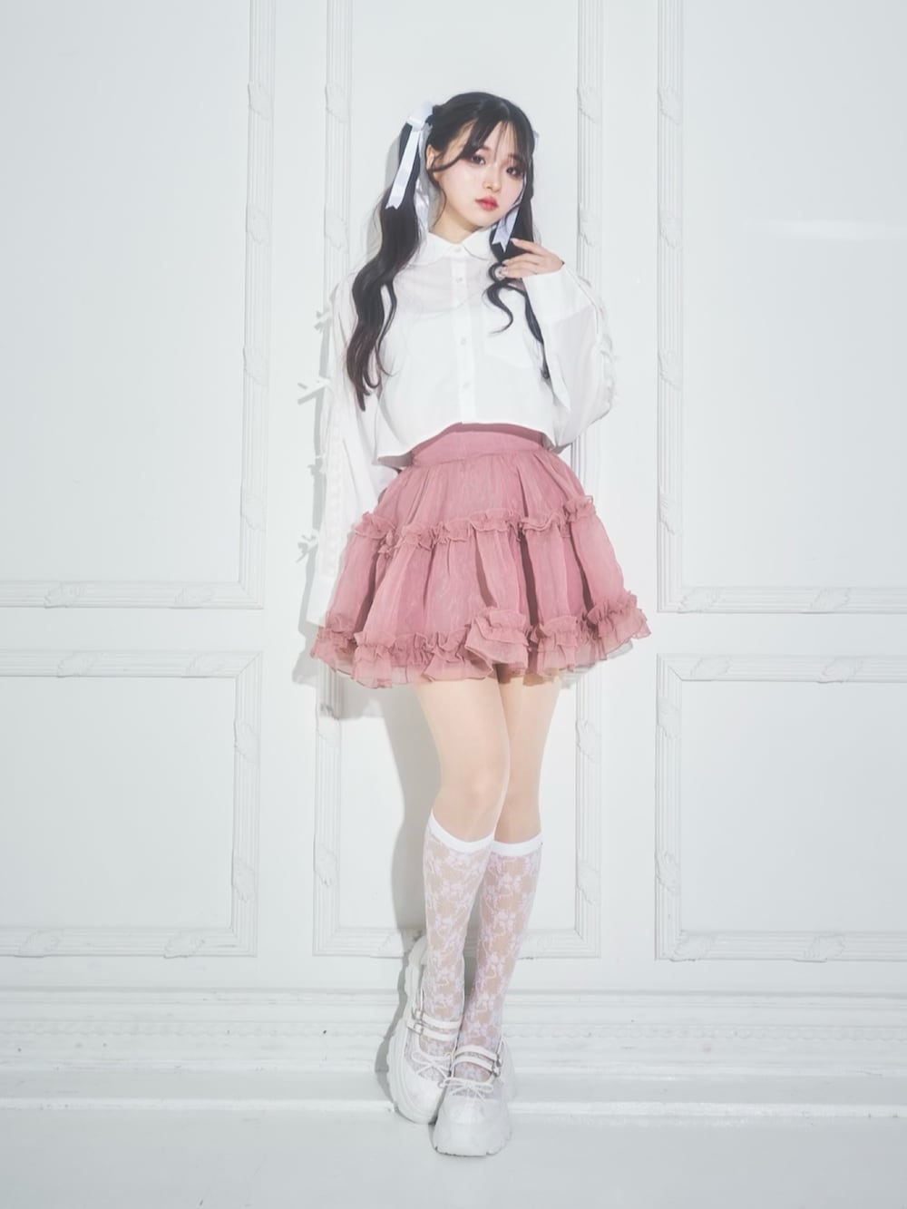 ホワイト系のシャツ/ブラウス、ホワイト系のスカート、ホワイト系のその他シューズを着用したレディースの春コーディネートの2枚目の写真