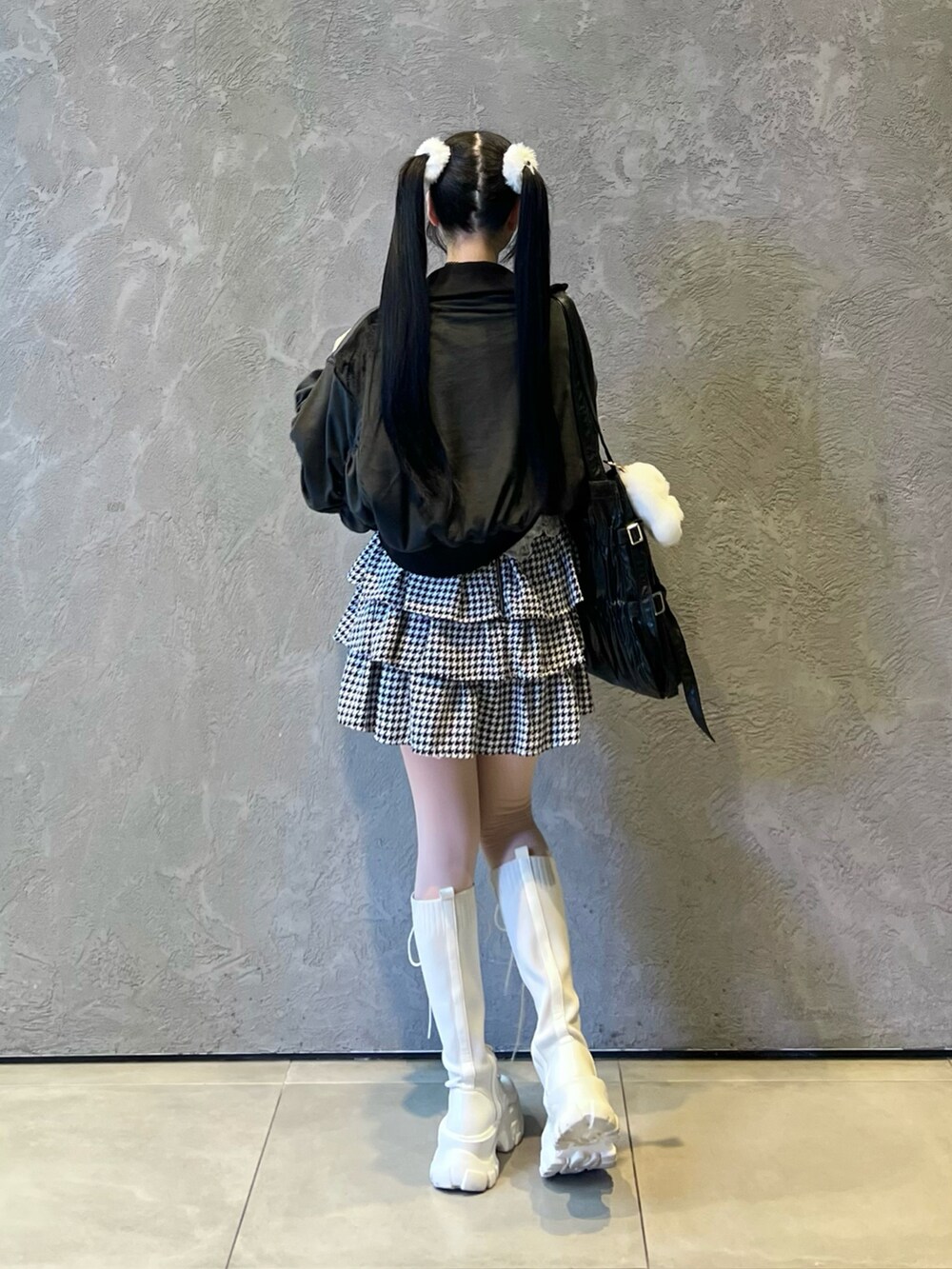 ブラック系のバッグ、ホワイト系のタンクトップ、ホワイト系のスカートを着用したレディースの秋コーディネートの3枚目の写真