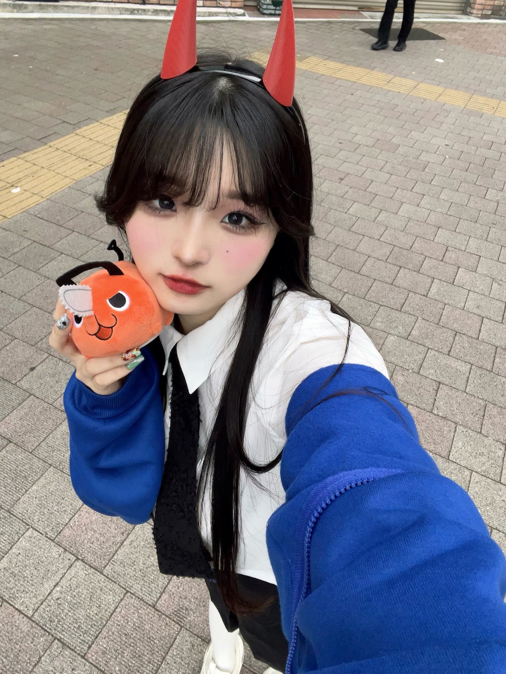 ブラック系のスカート、ブルー系のパーカー、ホワイト系のシャツ/ブラウスを着用したレディースの夏コーディネートの4枚目の写真